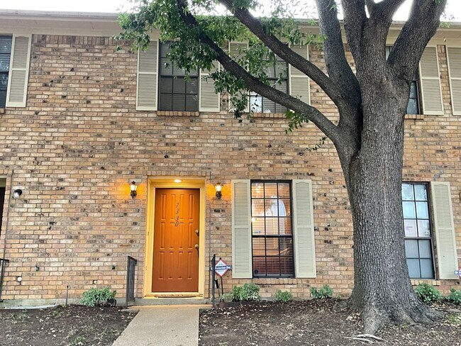 Primary Photo - Cozy Townhome Minutes to the Chisholm Trai...