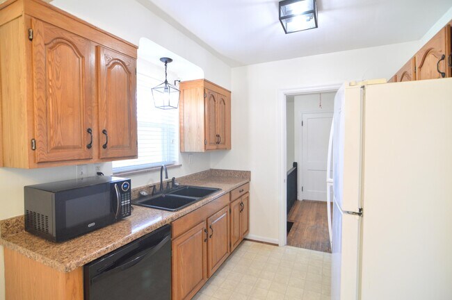 Building Photo - 27 Sunnymede Dr