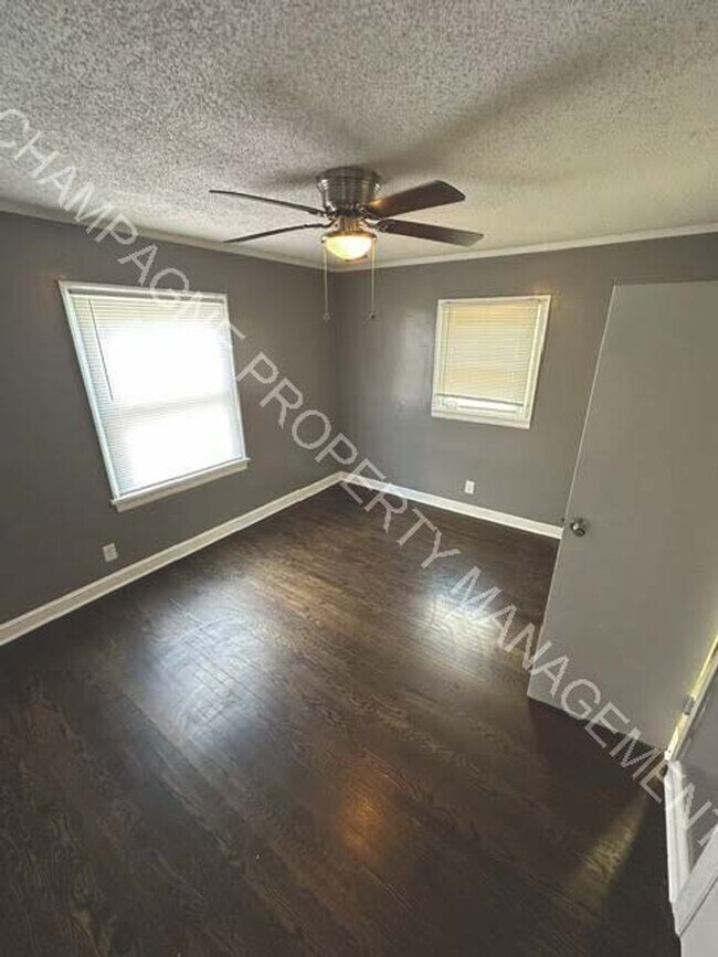 Building Photo - Fully updated home in KC