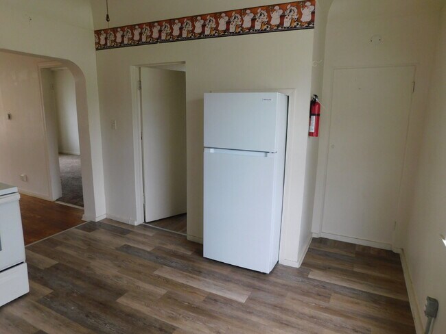 Building Photo - Clean and Move in Ready, Great Location