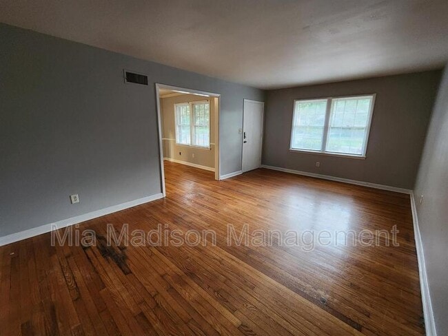 Building Photo - 604 E 54th St