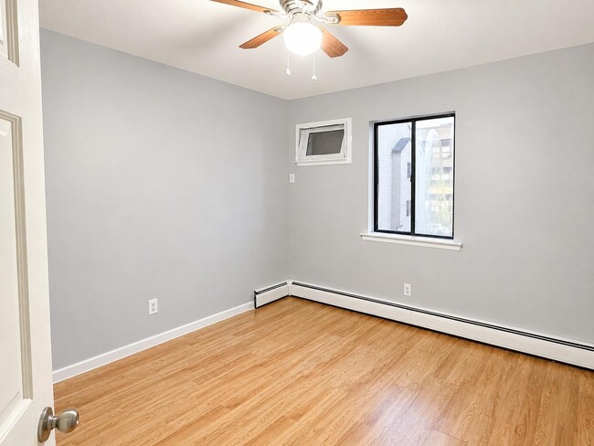 Building Photo - 212 45th St