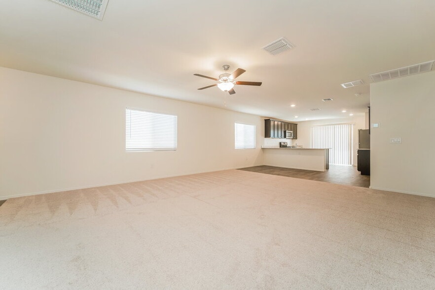 Building Photo - 12835 N Peony Dr