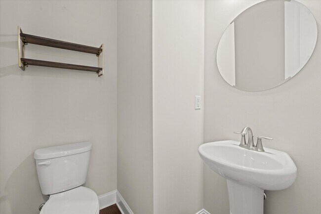 Building Photo - 545 Mirrormont Dr