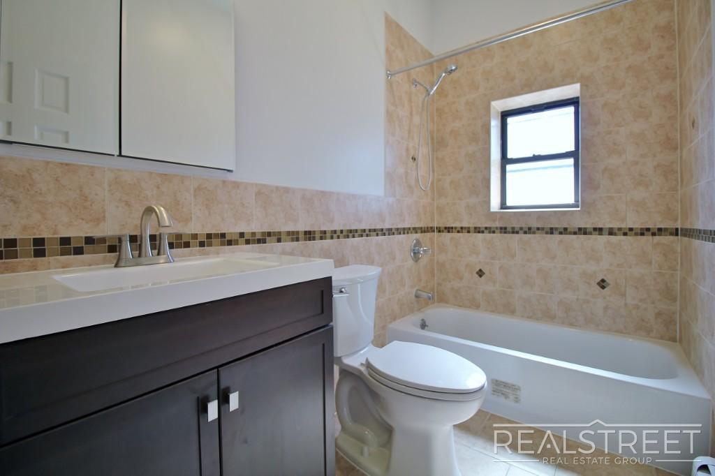 Building Photo - Renovated 3 BR with W/D! in Bed Stuy Townhouse