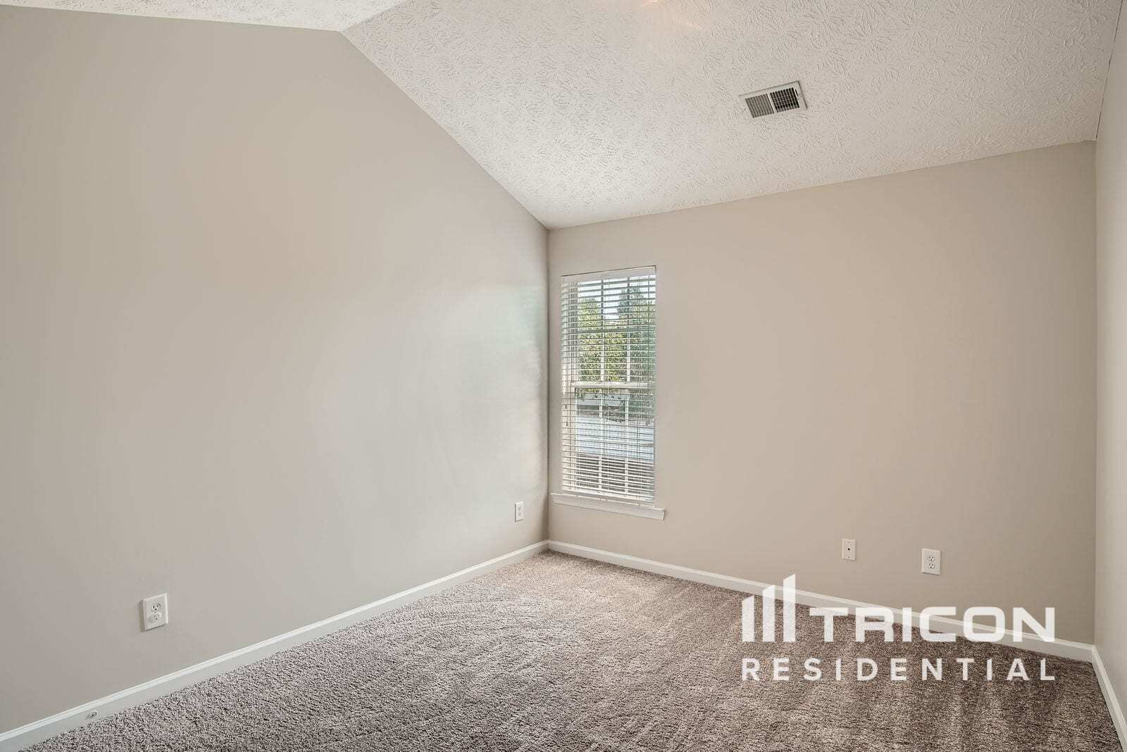 Building Photo - 9582 Lakeview Cir