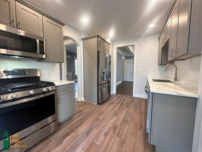 Building Photo - Gorgeous 3 Bedroom Main Level Duplex Unit