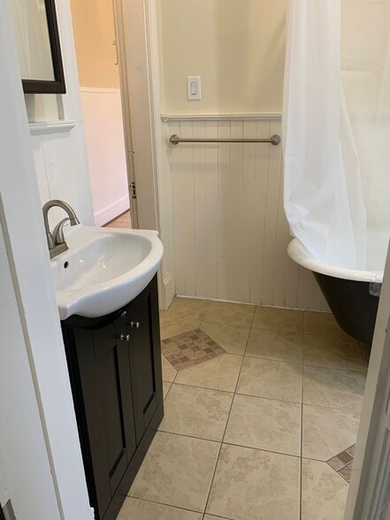 Bath 2 - 2110 Rivermont Ave