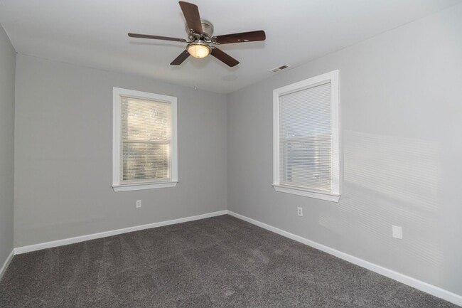 Building Photo - Beautiful 4 Bedroom 2 Bathroom Home in Kansas City!