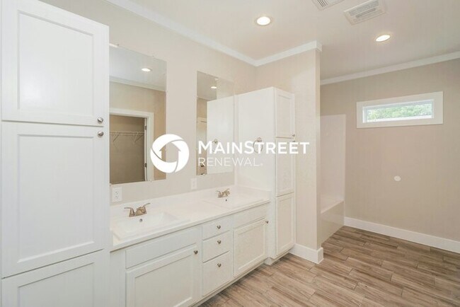 Building Photo - 4 Bedroom Pet-Friendly Home in San Antonio, TX with Main Street Renewal