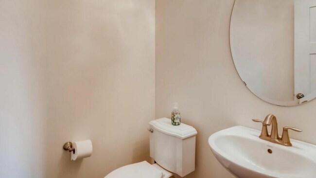 Building Photo - Perfect 5 bedroom count Home in Plymouth