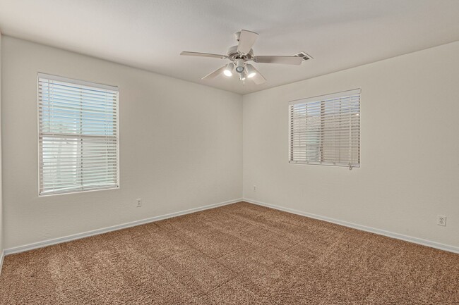 Building Photo - SPACIOUS 4BR/3BA in Peoria!