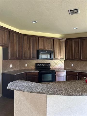 Building Photo - 5017 Hidden Pond Dr