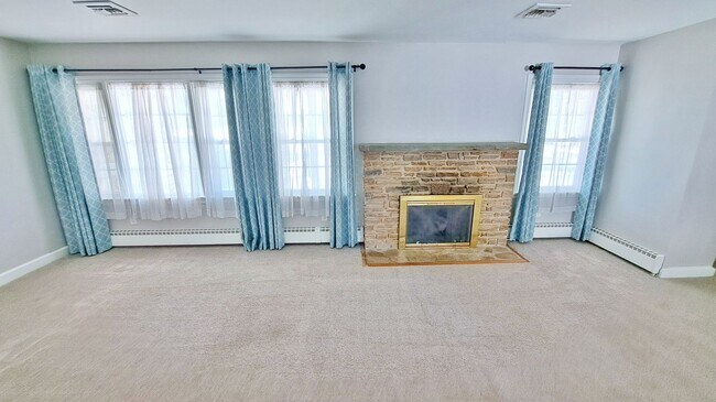 Building Photo - 3 Bed / 1-1/2 Bath Single Family Home w/2-car garage