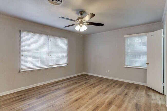Building Photo - MOVE IN SPECIAL: FIRST FULL MONTH FREE