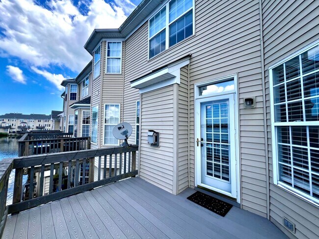 Building Photo - Charming Lakefront Townhome