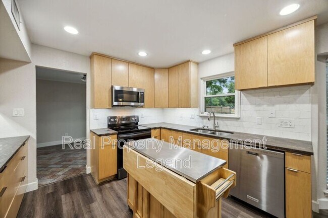 Building Photo - 2701 Harmon Dr