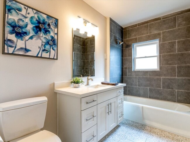 Building Photo - Beautifully remodeled corner lot Roosevelt Home