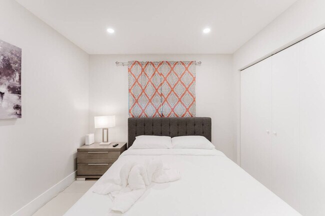 Building Photo - 4017 Monroe St