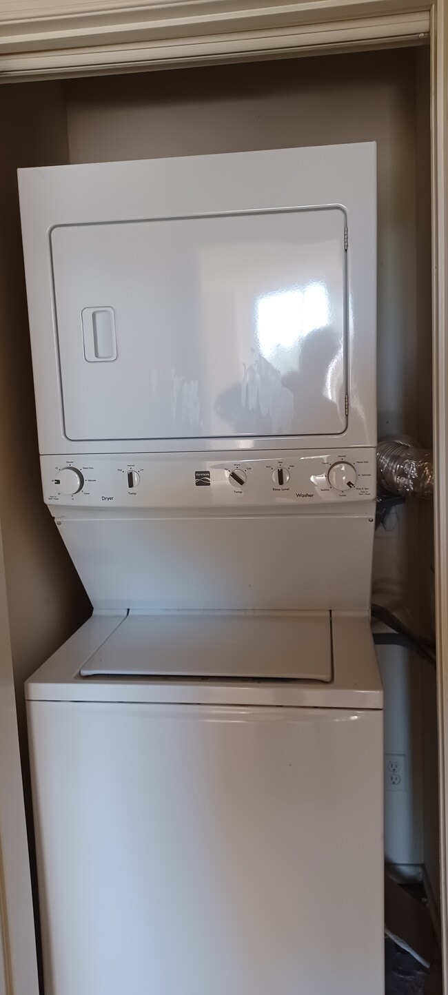 Building Photo - 2311 Pimmit Dr