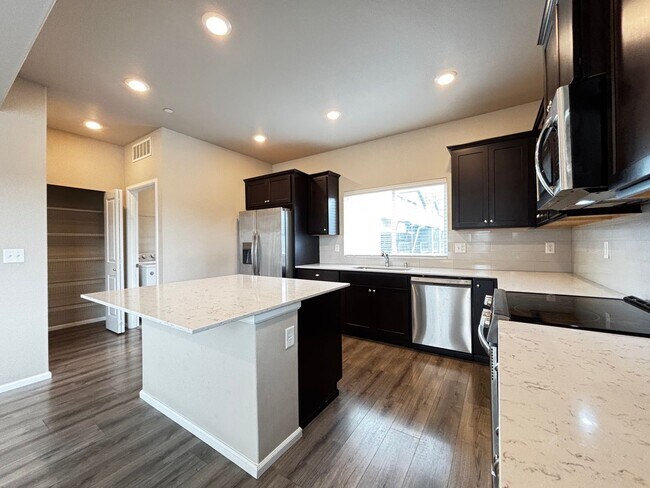 Building Photo - Wonderfully maintained Sunrise Townhome