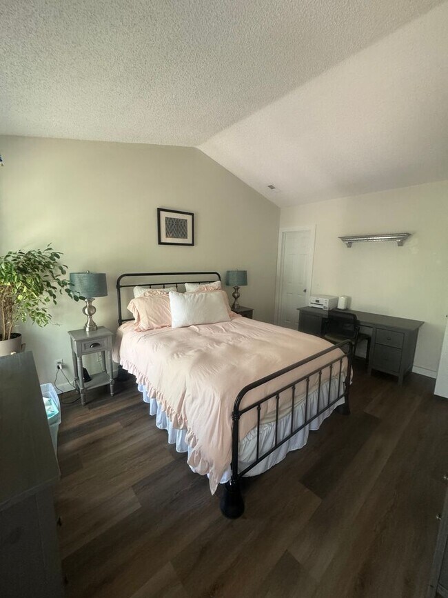 Building Photo - 2 bedroom Condo close to UCCS
