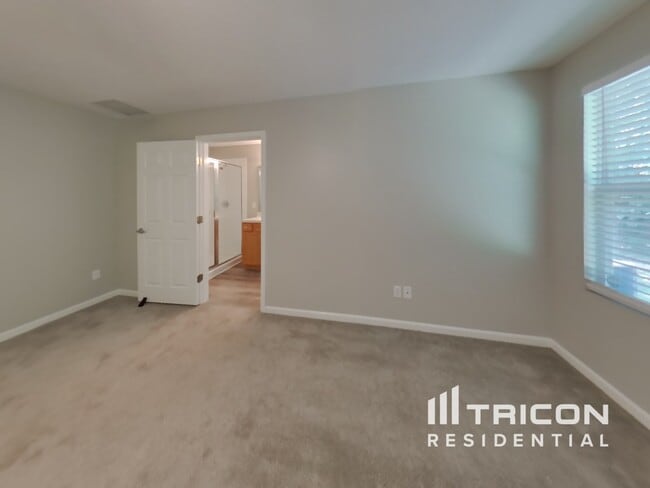 Building Photo - 5890 Round Table Rd