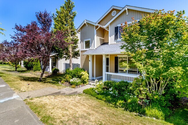 Building Photo - 3 bedroom, 2.5 bath DuPont home featuring AC!