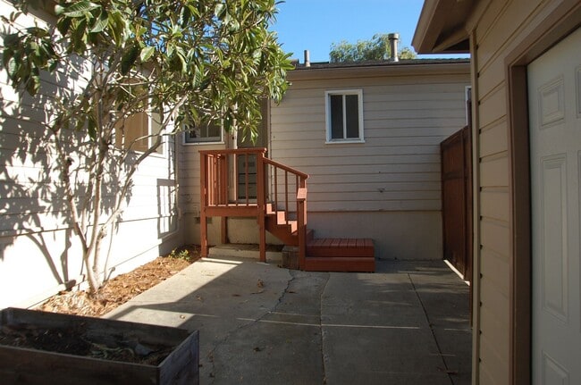 Building Photo - 2927 Lomita Rd