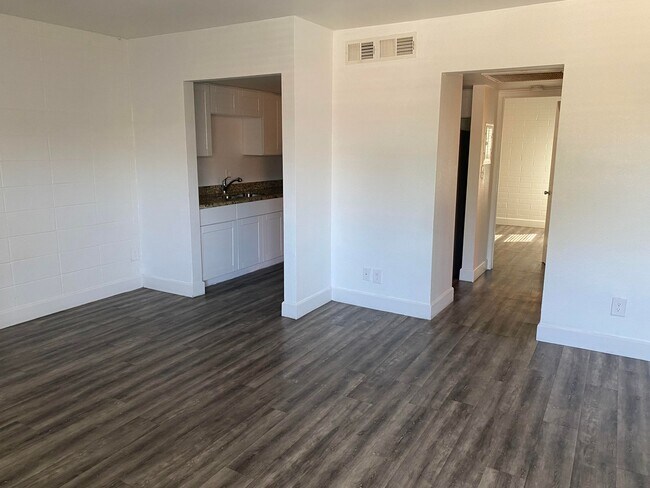 Building Photo - MOVE IN SPECIAL