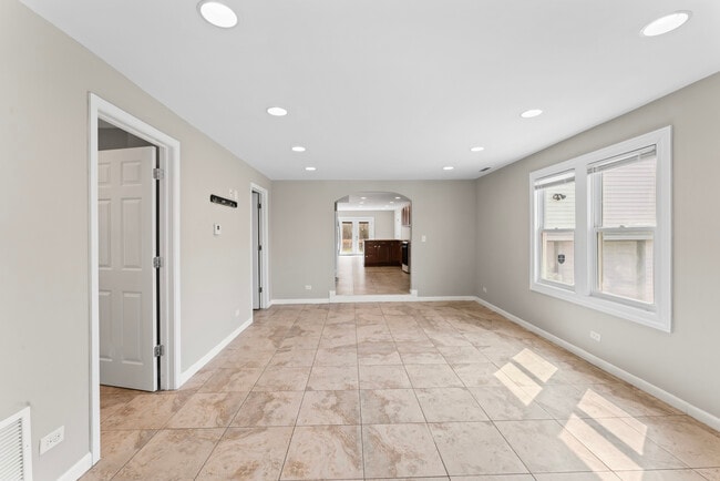 Building Photo - 2916 Oakwood Ave