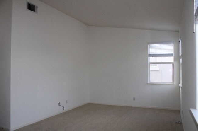 Building Photo - 524 Rosewood Ln