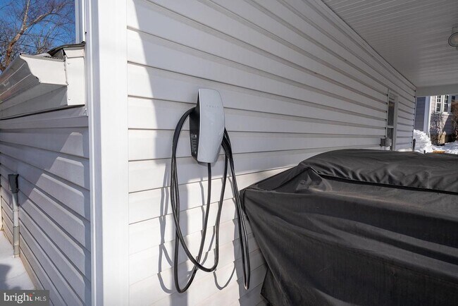 Building Photo - 227 E Hathaway Ln