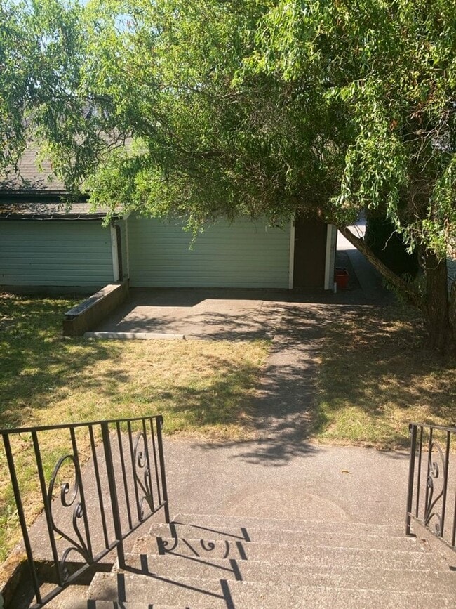 Building Photo - 5 bedroom, 2 bath home available in York neighborhood!