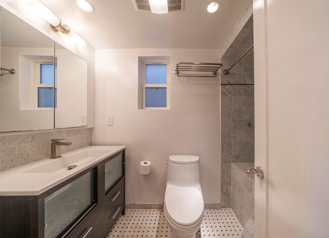 Building Photo - Warm & Inviting Manhattan Beach Rental Home!