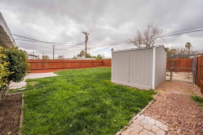 Building Photo - Modern Las Vegas Retreat with Stylish Indoor-Outdoor Living!