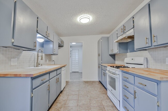 Building Photo - Charming 3 Bedroom, 1 bathroom in Central Lubbock