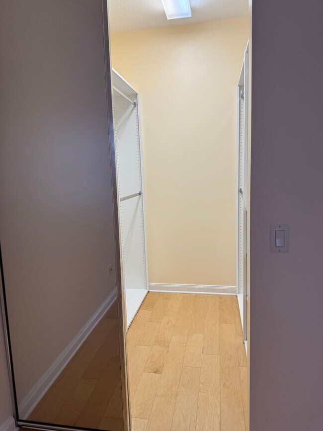 Building Photo - Lakeside Luxury Living in Island Walk – 3B...