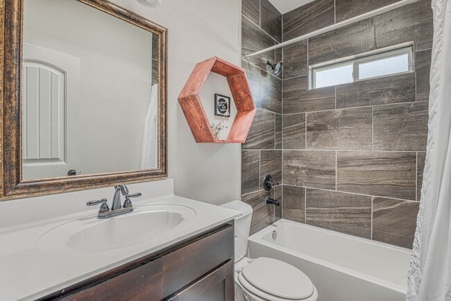 Building Photo - Beautiful East side House with 3 beds-2.5 ...