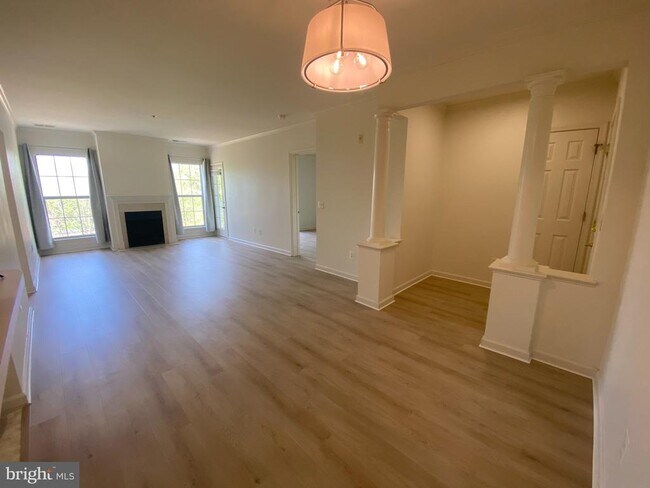 Building Photo - 7000 Falls Reach Dr
