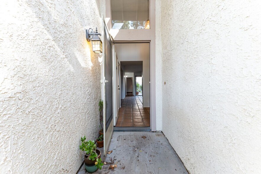 Building Photo - 1964 Olivewood Ct