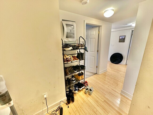 Building Photo - Great 2 bed 1 bath in Eckington/Bloomingda...