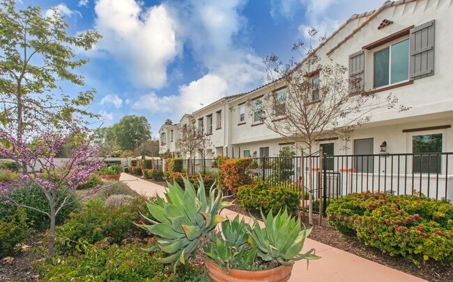 Building Photo - Large Corner-End Townhouse in Oceanside!