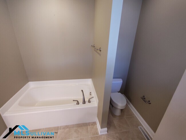 Building Photo - 279 Weaver Ridge Rd