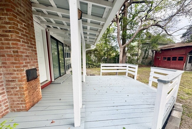 Building Photo - ADORABLE Downtown Cottage in Conway. Fantastic location and TONS of charm. Fenced in back yard!