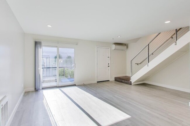 Building Photo - 1662 Hollenbeck Ave