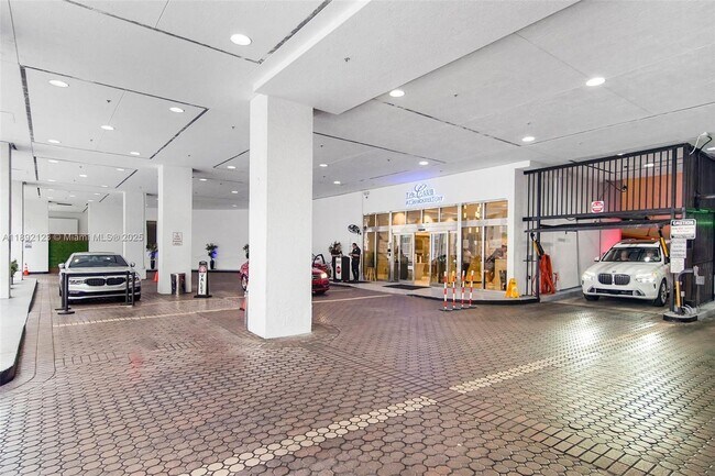 Building Photo - 1200 Brickell Bay Dr