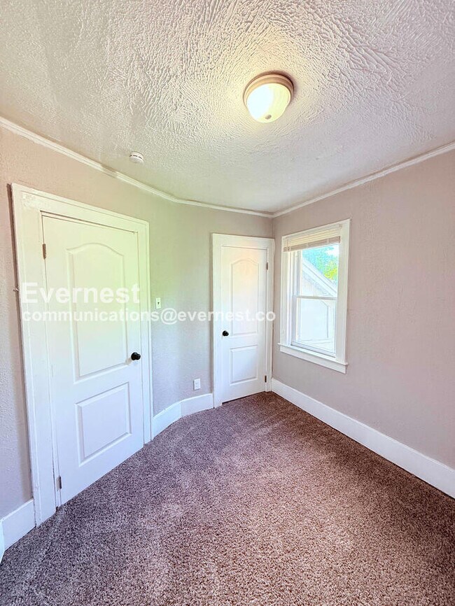 Building Photo - 3 Bed, 1 Bath Home with Fenced Yard / Vouchers Accepted / Available Now!