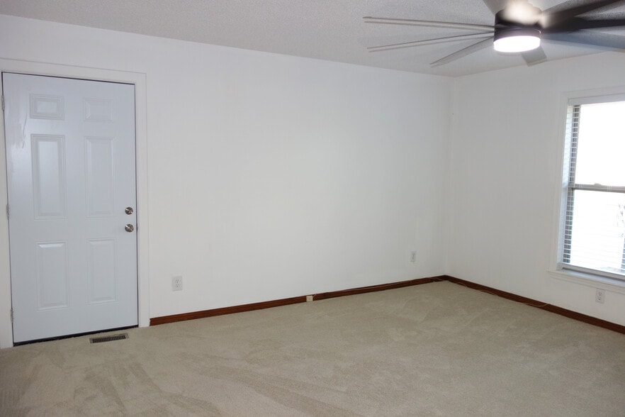 Large Master bedroom with walk-in closet and ensuite bath - 7116 S Indianapolis Ave