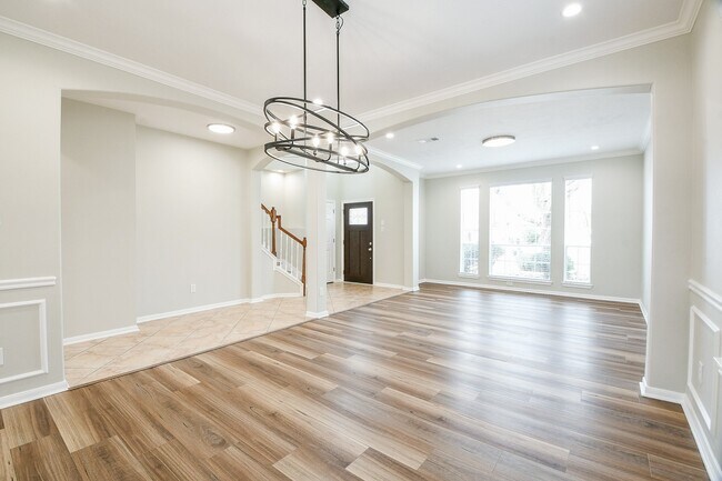 Building Photo - 815 Robins Way